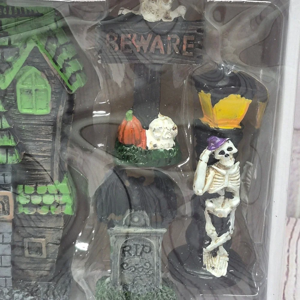 Seasonal Collection 6 Piece Halloween Fairy Garden Set Haunted House Skulls NEW